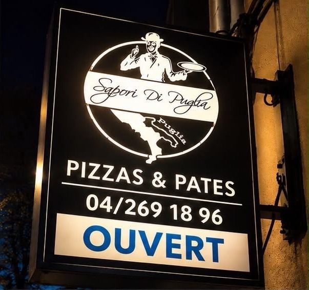 L’enseigne lumineuse de Sapori di Puglia, pizzas et pâtes