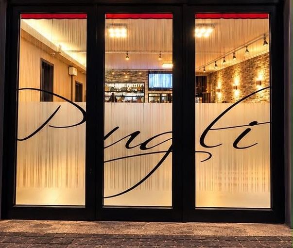La façade du restaurant rue Bureau, le soir