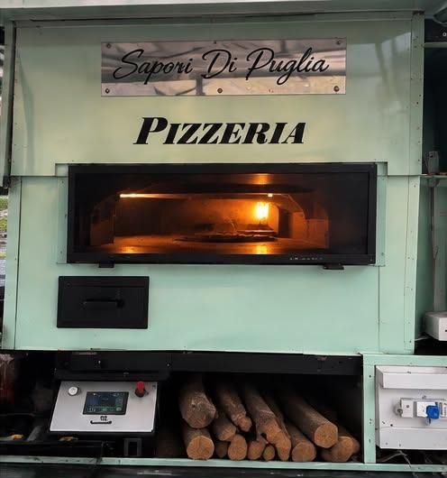 Le four à bois du food truck, allumé