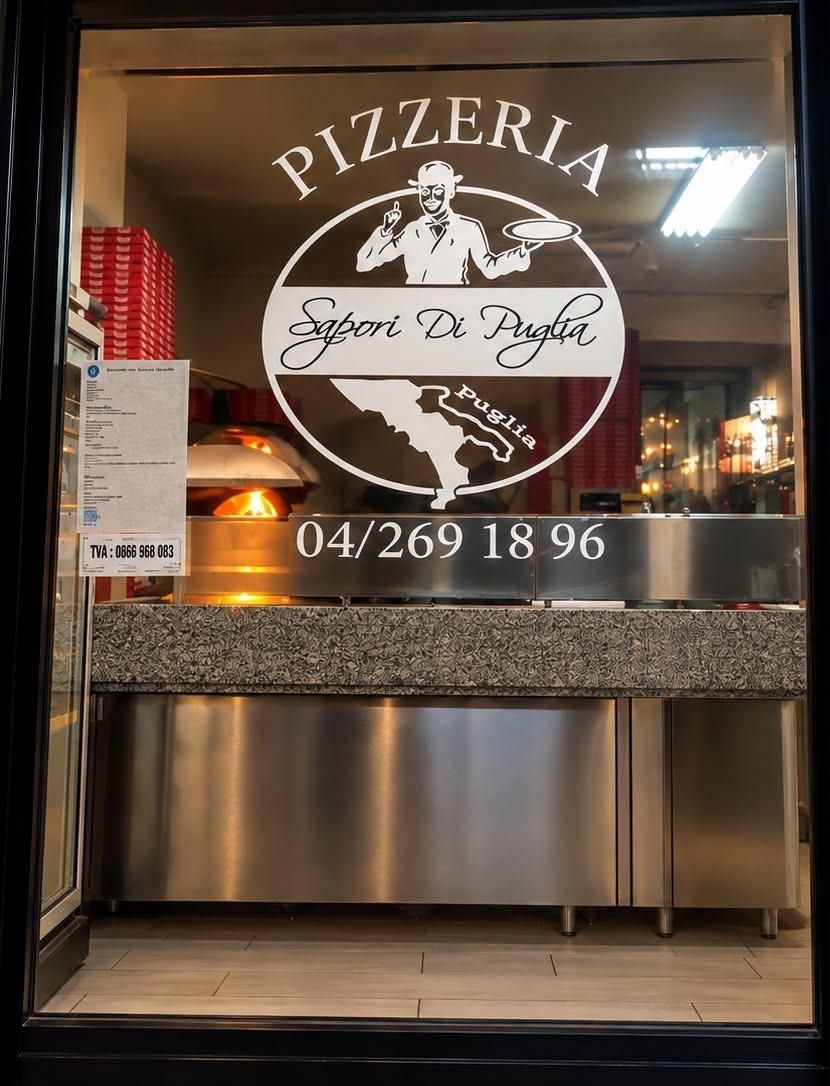 La vitrine de Sapori di Puglia et le four à bois derrière le comptoir